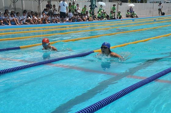 レースで二人の選手がゴールまで並走して競っている様子の写真