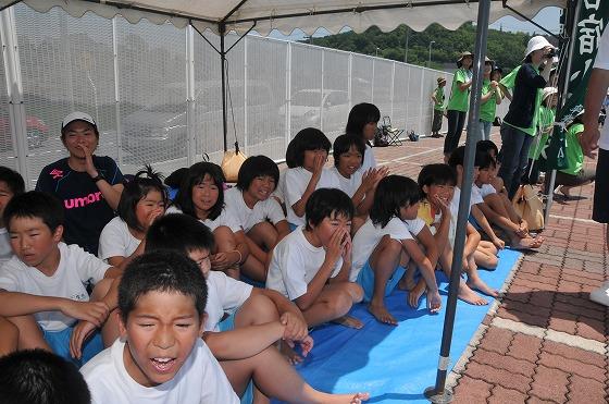 テント内で大勢の子どもたちが応援してる様子の写真