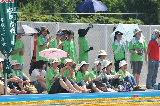 大勢の保護者も力を入れて応援している様子の写真