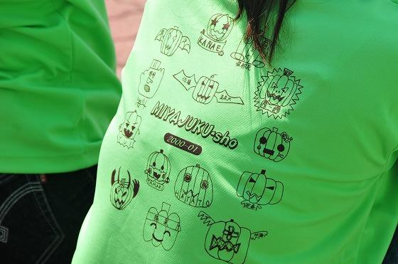 宮宿小の保護者が着ている背中のかぼちゃの絵が特徴のおそろいのTシャツの写真