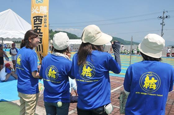 結の字が背にあるTシャツを西五百川小学校の保護者がおそろいで着ている様子の写真