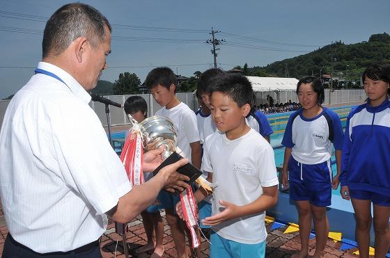 閉会式にリレー競技で優勝した学校にカップを贈呈している様子の写真