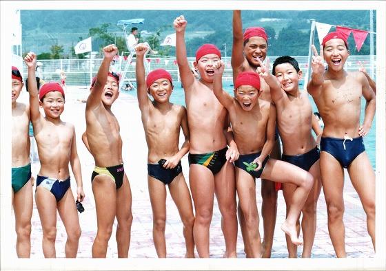 当時の宮宿小6年生たちが町民プールで元気にポーズを決めている様子の写真
