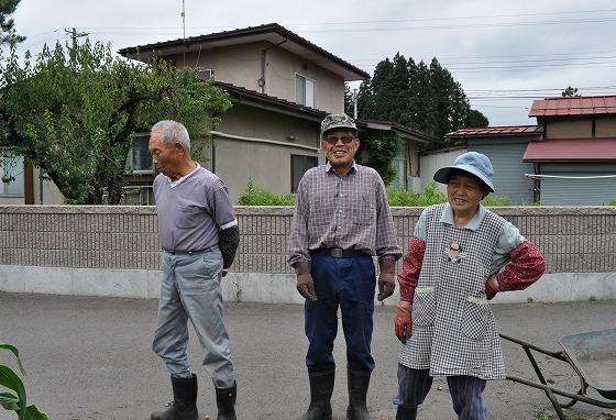 五十嵐安男さんと、川村定四郎さん(左)と、五十嵐さんの奥さん(右)の3人を写した写真