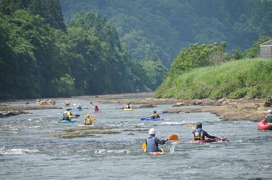 五百川峡谷を通過する参加者の写真