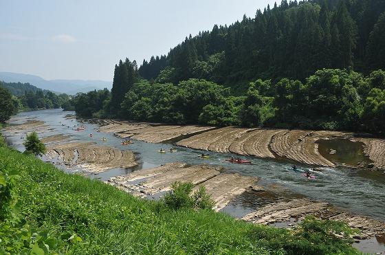 岩盤のへこみを進む参加者一同の写真