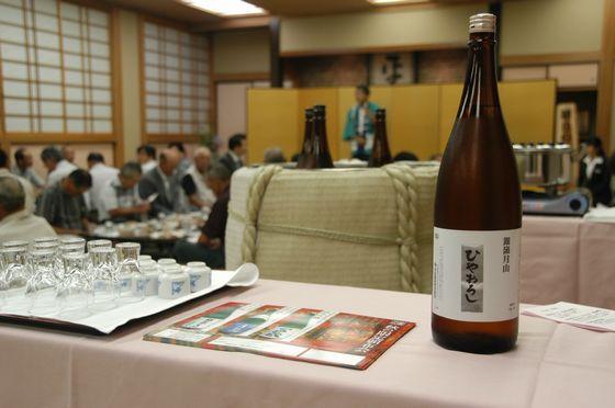 『ひやおろし』の説明に聞き入る参加者のみなさんの様子の写真