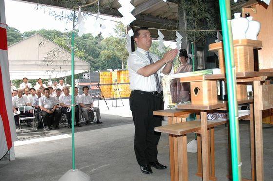 祈願している鈴木浩幸町長の写真