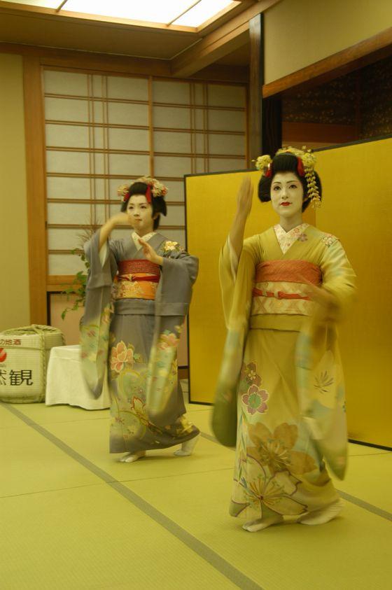 山形舞妓さんの踊りの様子の写真1
