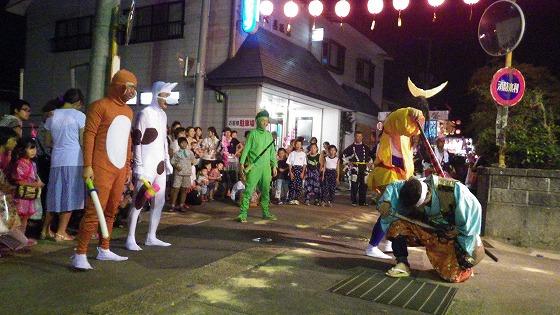 昔ばなしをテーマにした寸劇をしている様子の写真