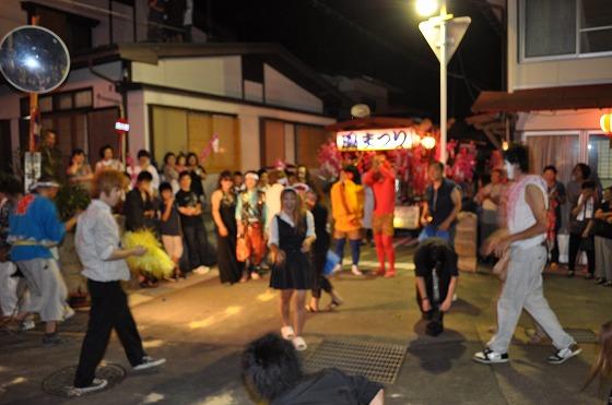 仮装をしながら踊る参加者の写真