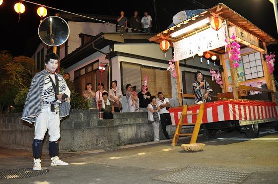 時代劇を披露している様子の写真