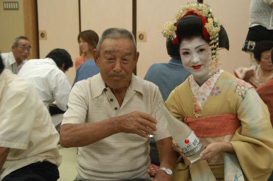 山形舞妓さんのお酌にご満悦の様子の写真
