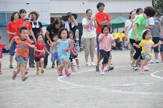 あめとり競争に参加中の男女の幼児たちの写真