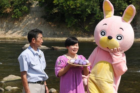 畑の近くの川原に場所を移し、別のシーンを撮影している様子の写真