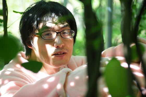 着ぐるみの頭を脱いだ直後の表情の写真