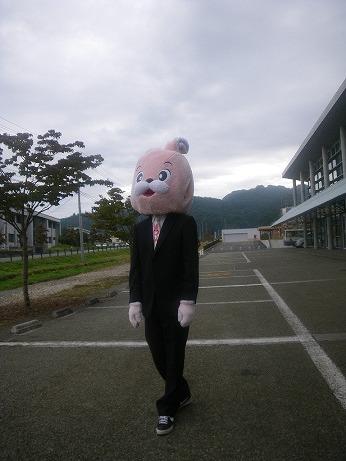 情報交流推進員に着任したばかりの頃のウサヒの写真