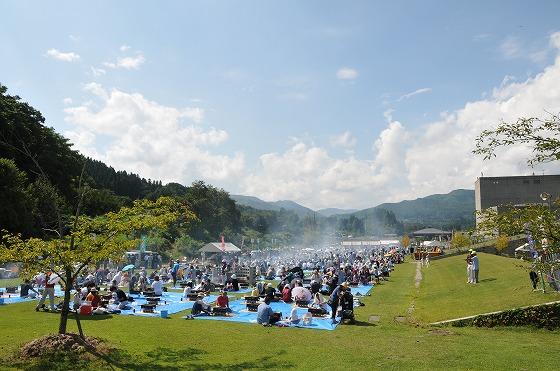 会場の創遊館芝生広場の様子の写真1