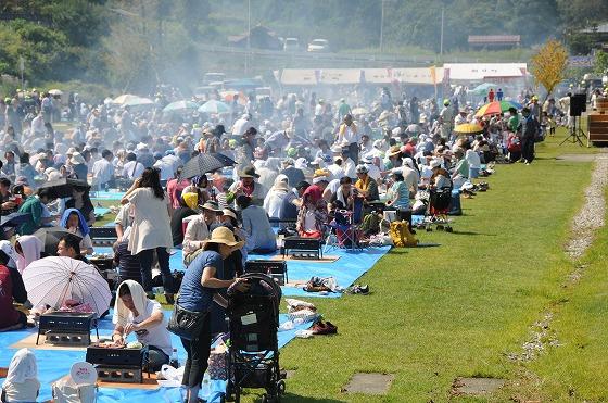 会場の創遊館芝生広場の様子の写真2