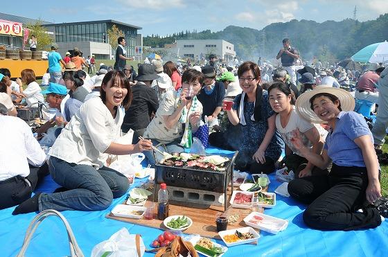 楽しそうにコップを傾けるグループの写真4