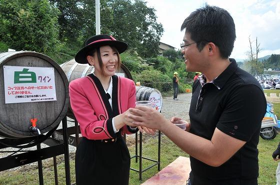ワイン娘による笑顔のサービスをしている様子の写真