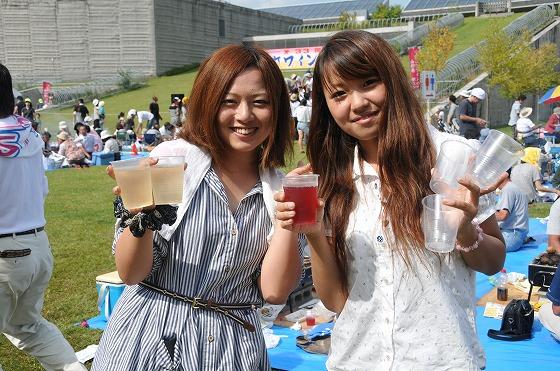 ワインを持っている女性2人の写真