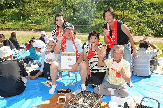 朝日町ワイン6本入り一箱が贈られた様子の写真