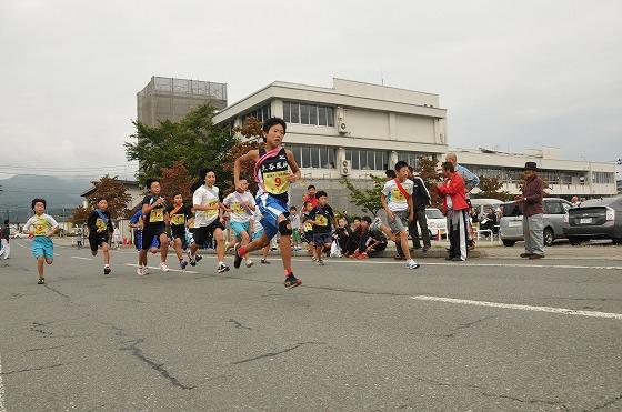 13人の選手が創遊館前をスタートした写真