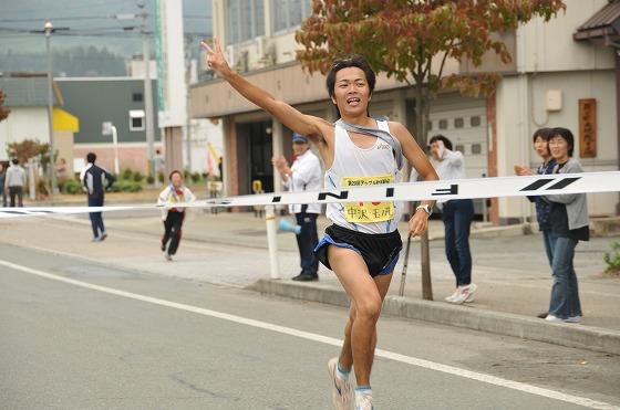 1位でゴールする「中沢・玉ノ井」の志藤陽平選手の写真