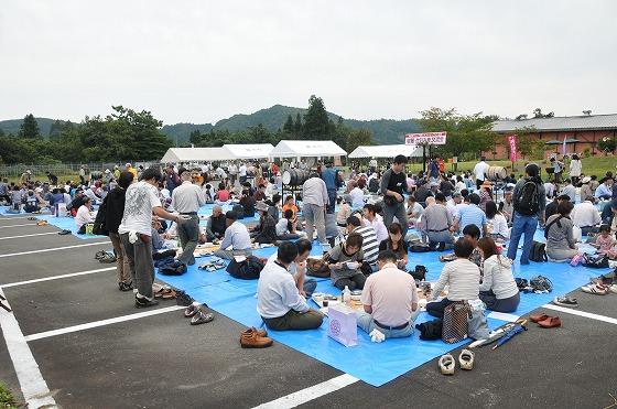 駐車場での交流会の写真
