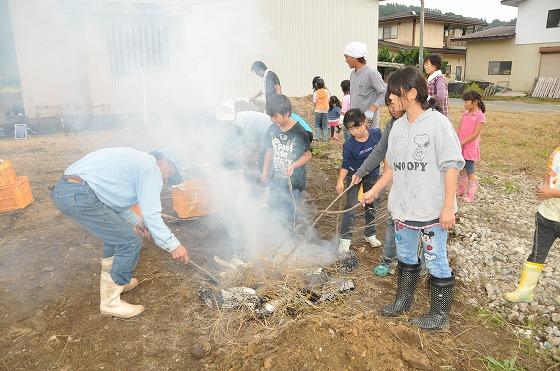 焼きイモをしている写真