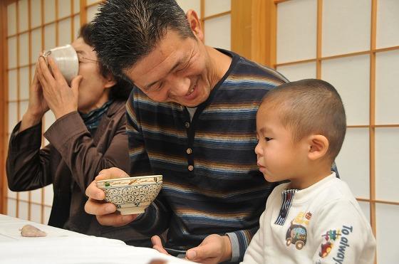 はじめていただく抹茶に微妙な表情を浮かべる男の子の様子の写真