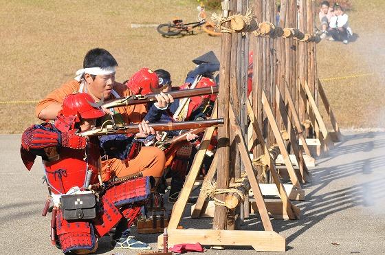 馬防柵を用いた火縄銃の早打ちの様子の写真