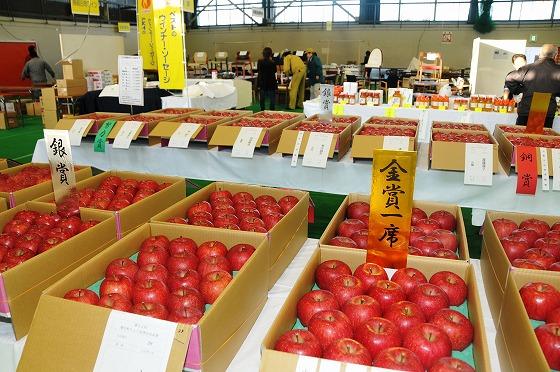 会場の町民体育館に83点すべてのりんごが並べられた様子の写真