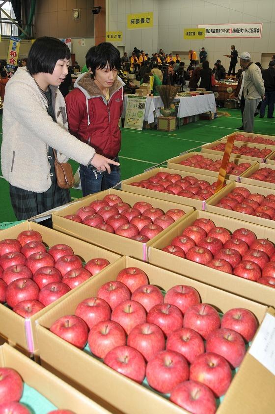 並んだりんごの写真