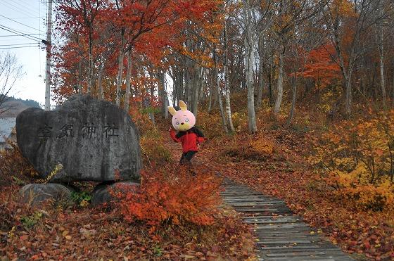 空気神社の石碑の前でポーズを取る桃色ウサヒの写真