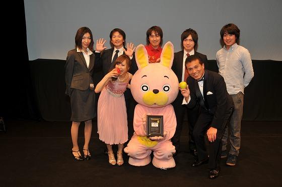 桃色ウサヒが皆さんと一緒に記念撮影をしている写真