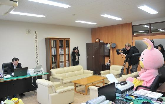 一行が町長を表敬している写真