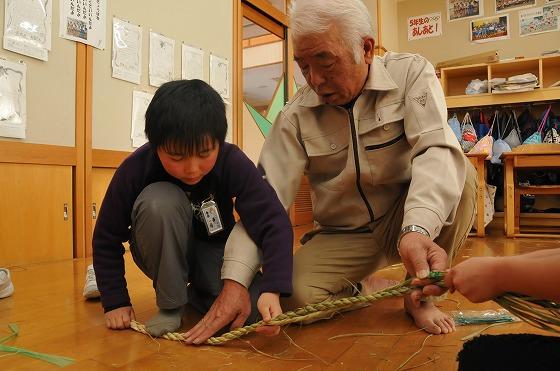 1本の縄に仕上げている写真