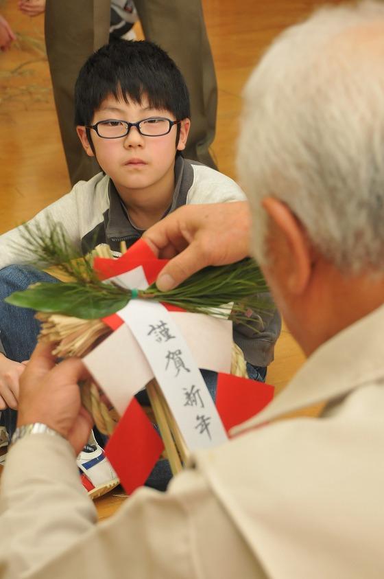 飾りをつけている写真