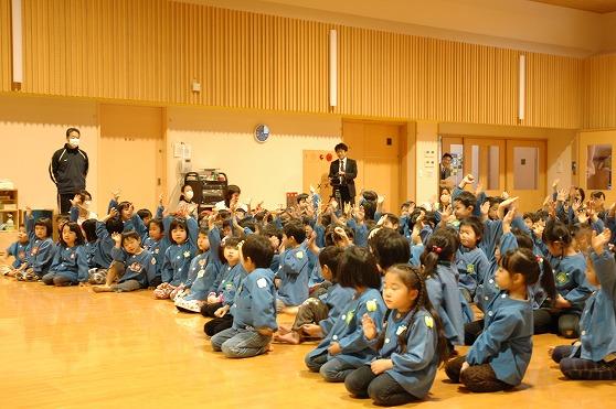 人権サンタクロースに手を挙げて返事する園児達の写真