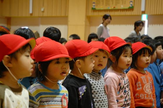 人権サンタクロースに歌をお礼する園児達の写真