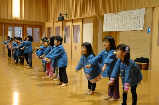 人権サンタクロースにお遊戯をお礼する園児達の写真