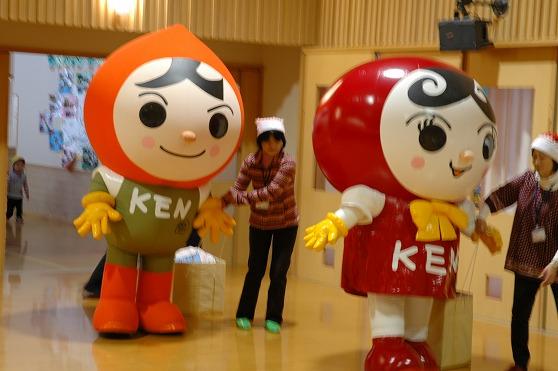人権イメージキャラクター人KENまもる君と人KENあゆみちゃんの写真