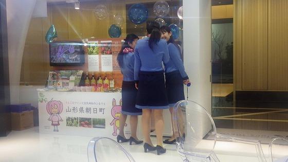 現地の女性スタッフの写真