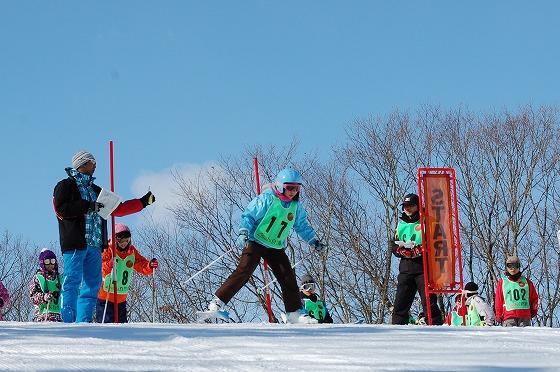 スタートの旗門を通過している写真