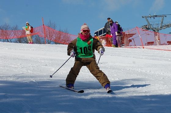 斜面を滑り降りる選手たちの写真