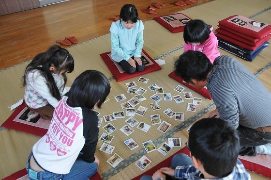 札を見つめている写真