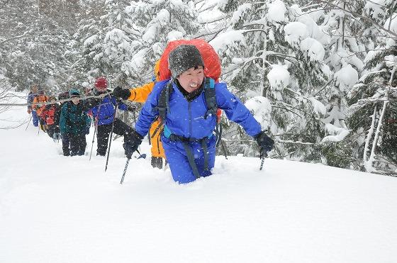 後続のために雪道を切り開く先頭の写真