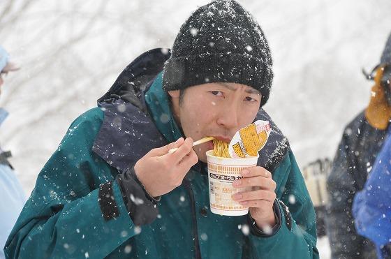 カレー味のカップ麺を食べている参加者の写真